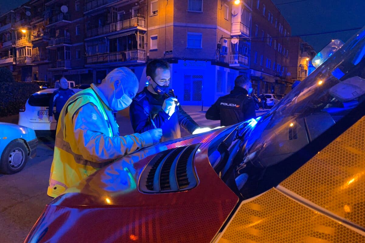 Golpeado con un bate de béisbol en la cabeza y apuñalado en los glúteos en plena calle en Usera