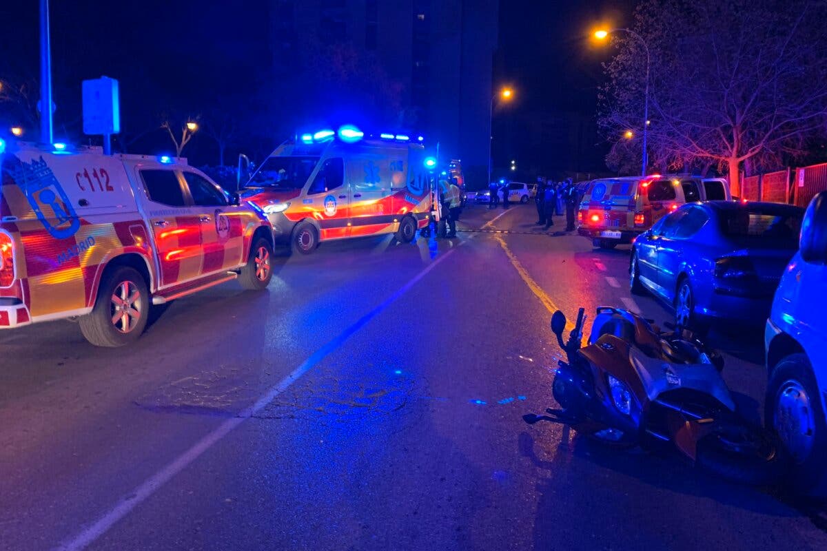 Grave un motorista tras chocar contra un vehículo aparcado y salir despedido varios metros en Madrid