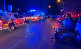 Grave un motorista tras chocar contra un vehículo aparcado y salir despedido varios metros en Madrid