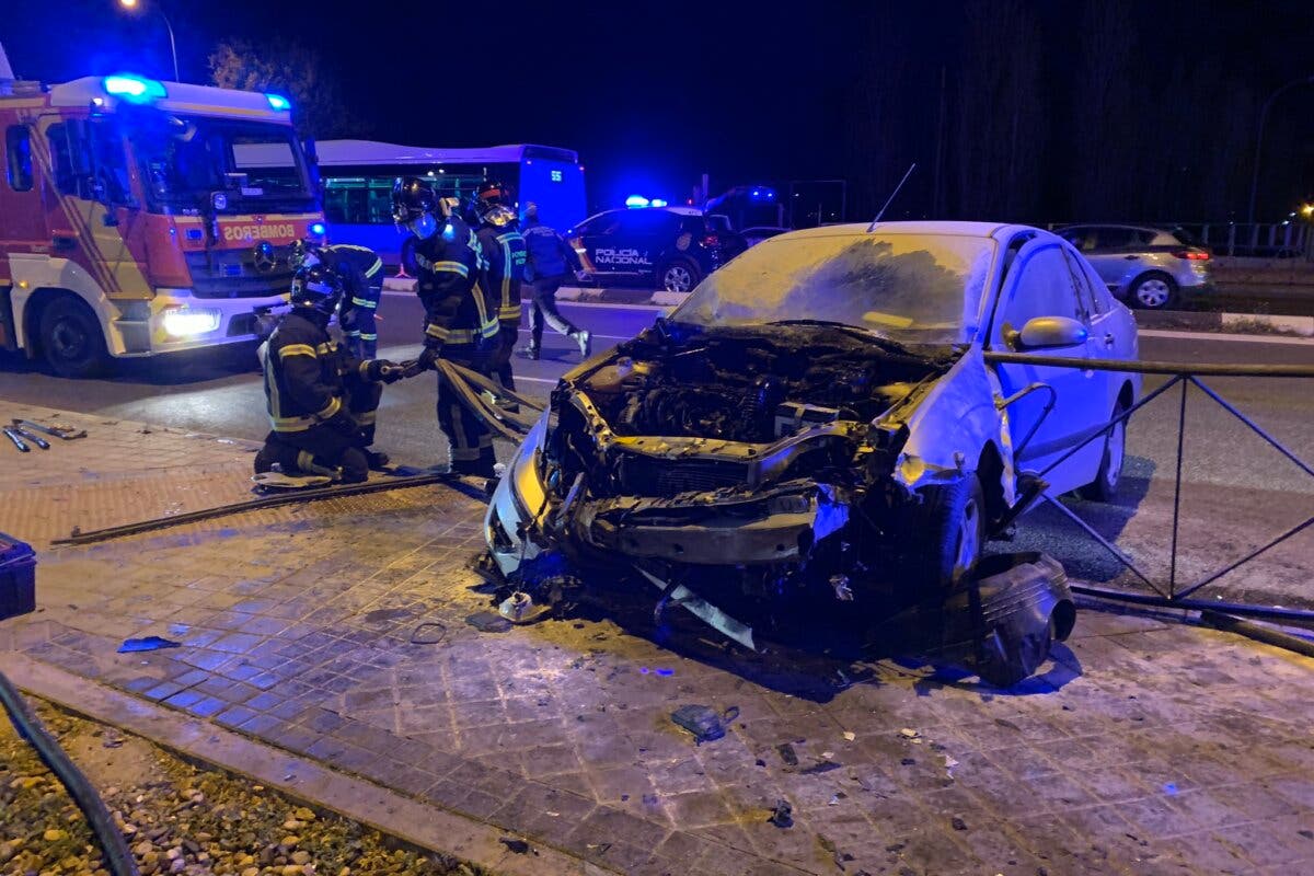 Sale ileso tras arder su coche después de chocar contra una valla en Madrid