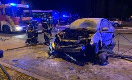 Sale ileso tras arder su coche después de chocar contra una valla en Madrid