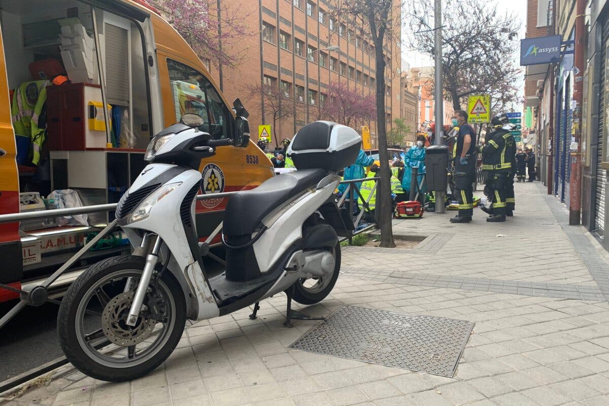 Muy grave un motorista de 25 años tras chocar contra un coche en Madrid