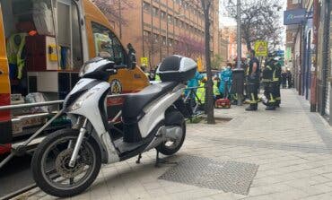 Muy grave un motorista de 25 años tras chocar contra un coche en Madrid