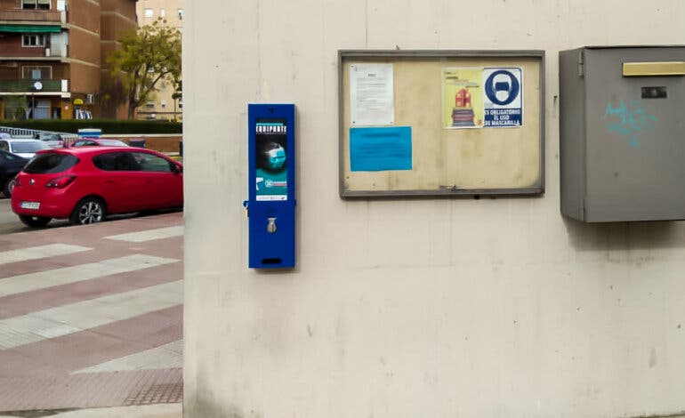 Torrejón de Ardoz instala en las calles máquinas expendedoras de mascarillas y gel desinfectante