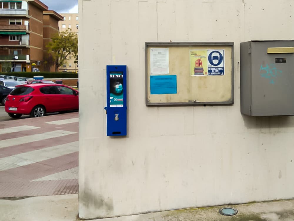 Torrejón de Ardoz instala en las calles máquinas expendedoras de mascarillas y gel desinfectante