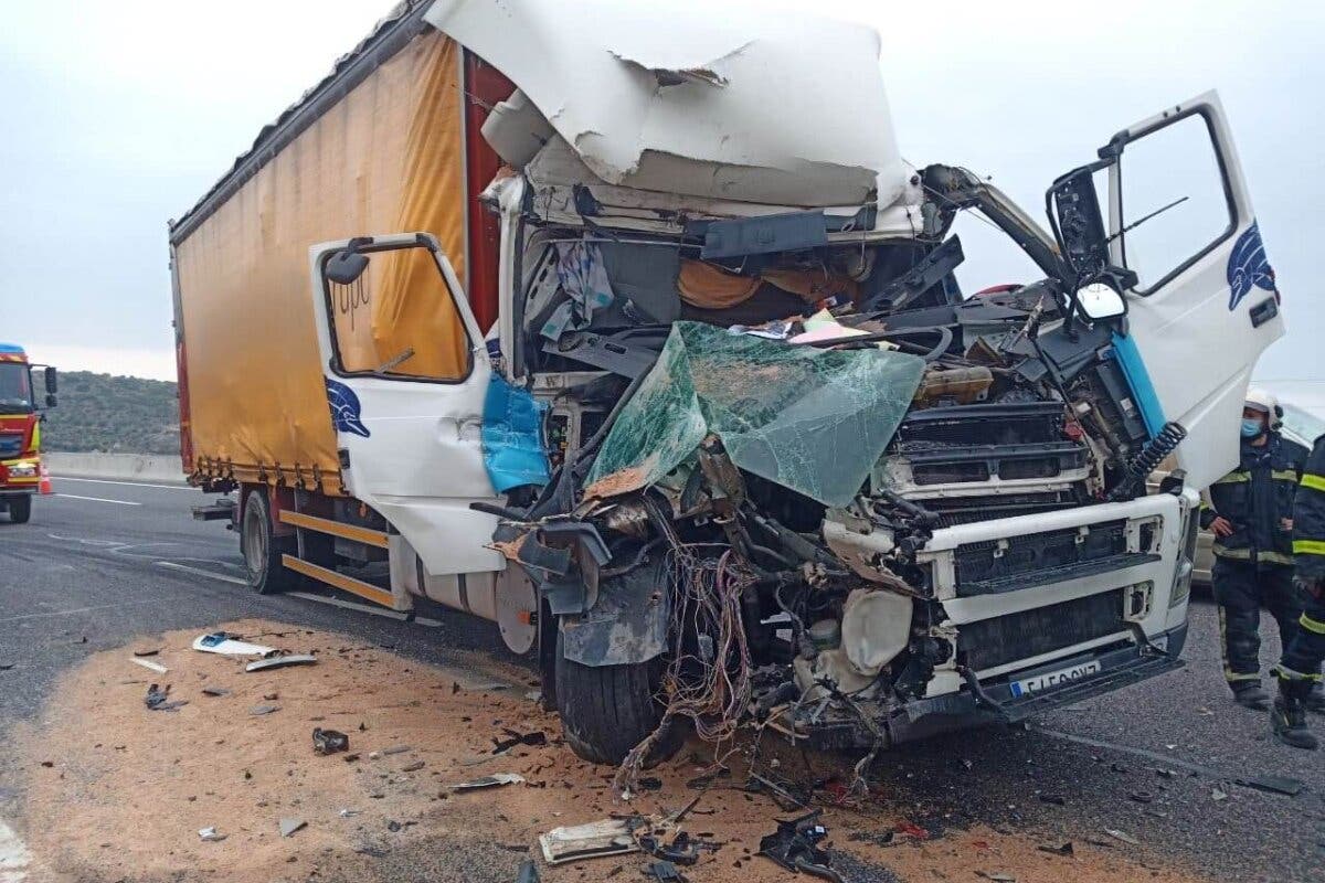 Aparatoso accidente entre dos camiones en Arganda del Rey