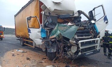 Aparatoso accidente entre dos camiones en Arganda del Rey