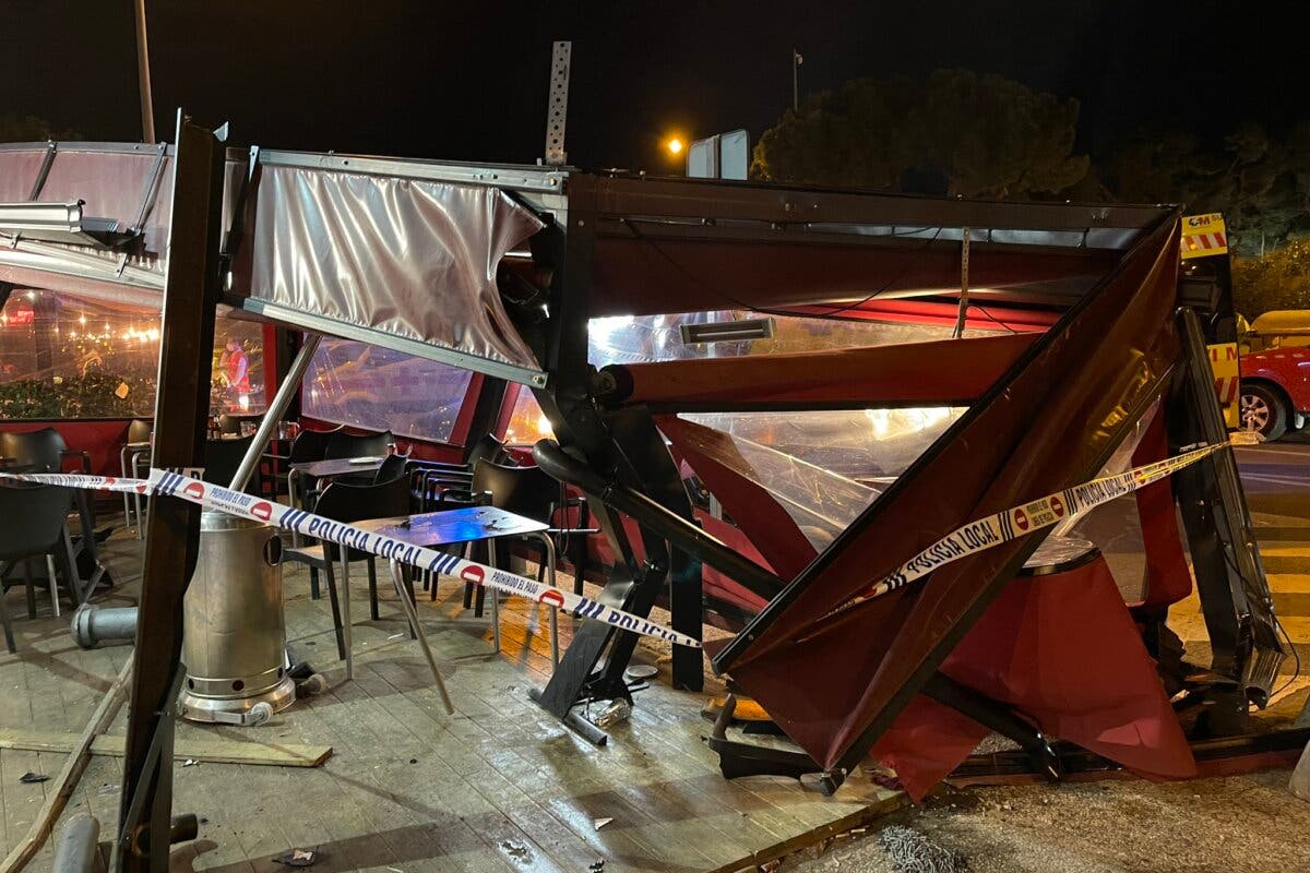 Tres heridos al empotrarse un coche contra la terraza de un restaurante en Majadahonda