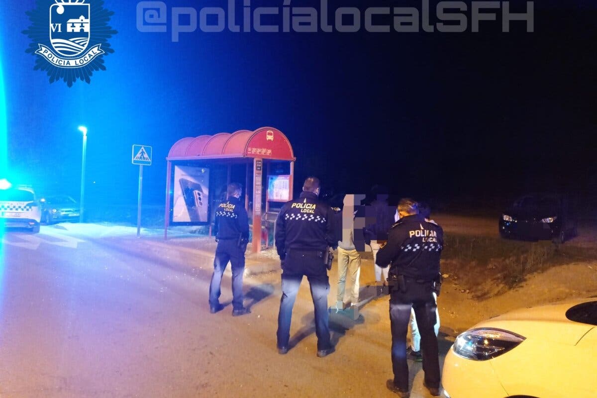 Tres menores detenidos en San Fernando de Henares por destrozar una marquesina de autobús