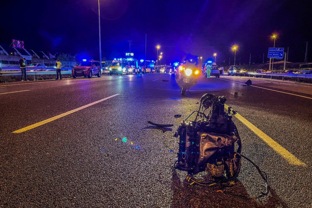 Cuatro heridos, uno muy grave, en un accidente entre tres vehículos en la A6