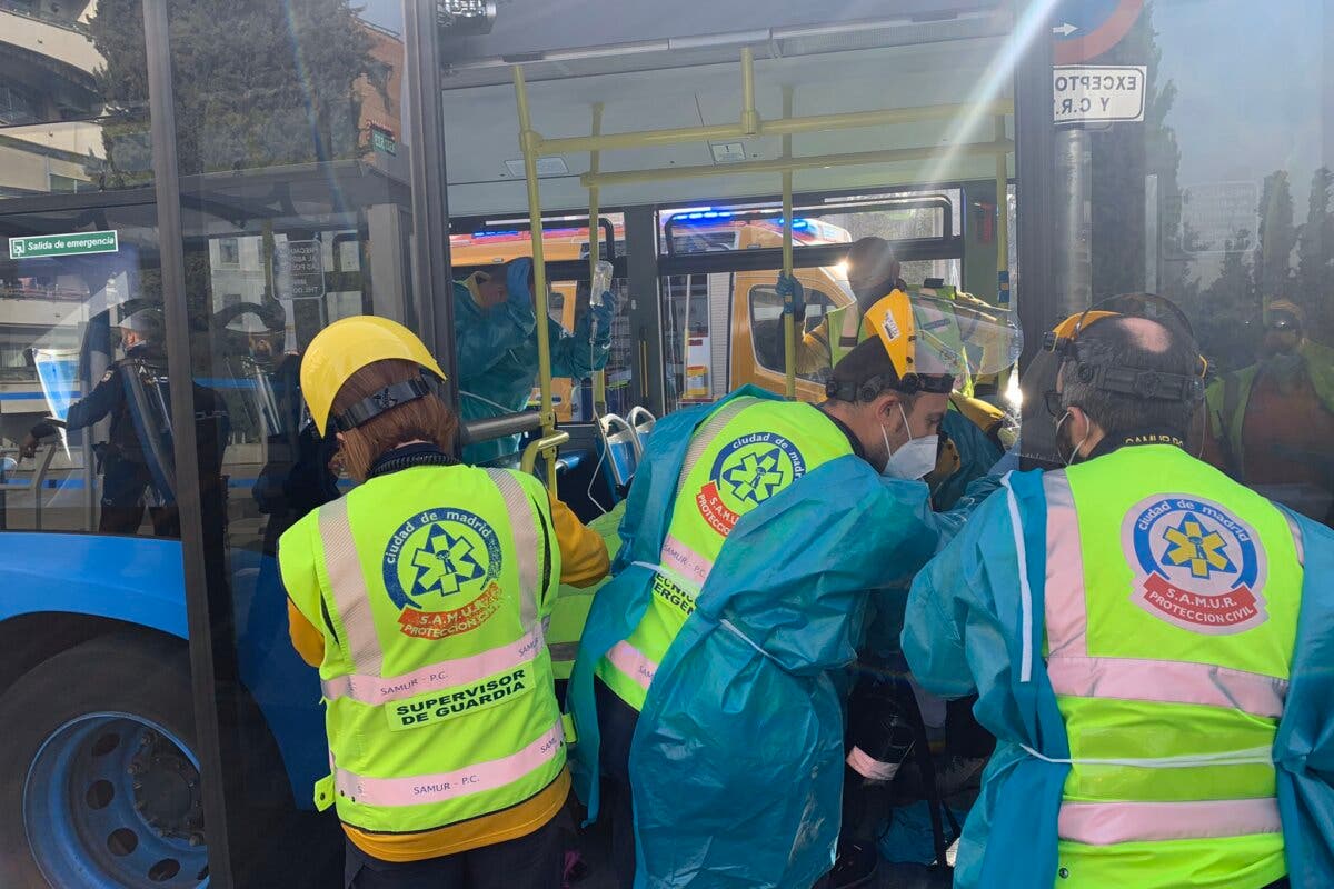 Herida grave una mujer tras ser apuñalada en un autobús de la EMT