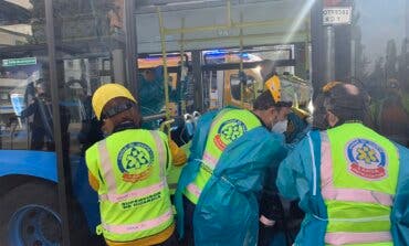 Herida grave una mujer tras ser apuñalada en un autobús de la EMT
