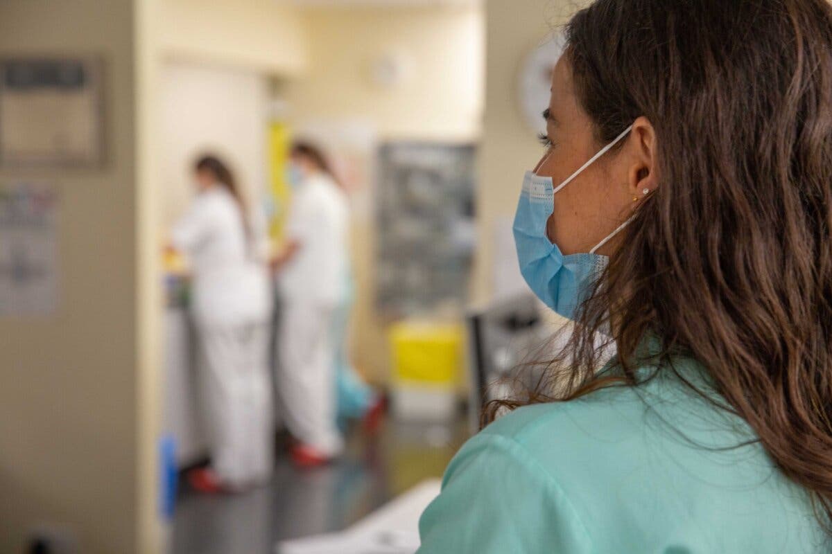 El Hospital de Torrejón detecta un aumento de pacientes con dolor cervical, de cabeza y mandíbula por el uso de mascarillas