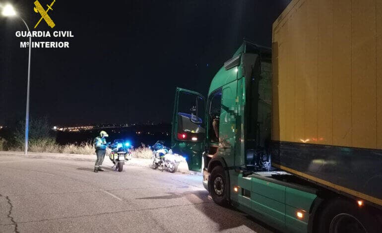 Investigan a un camionero en Cabanillas por alterar los datos del tacógrafo con un imán