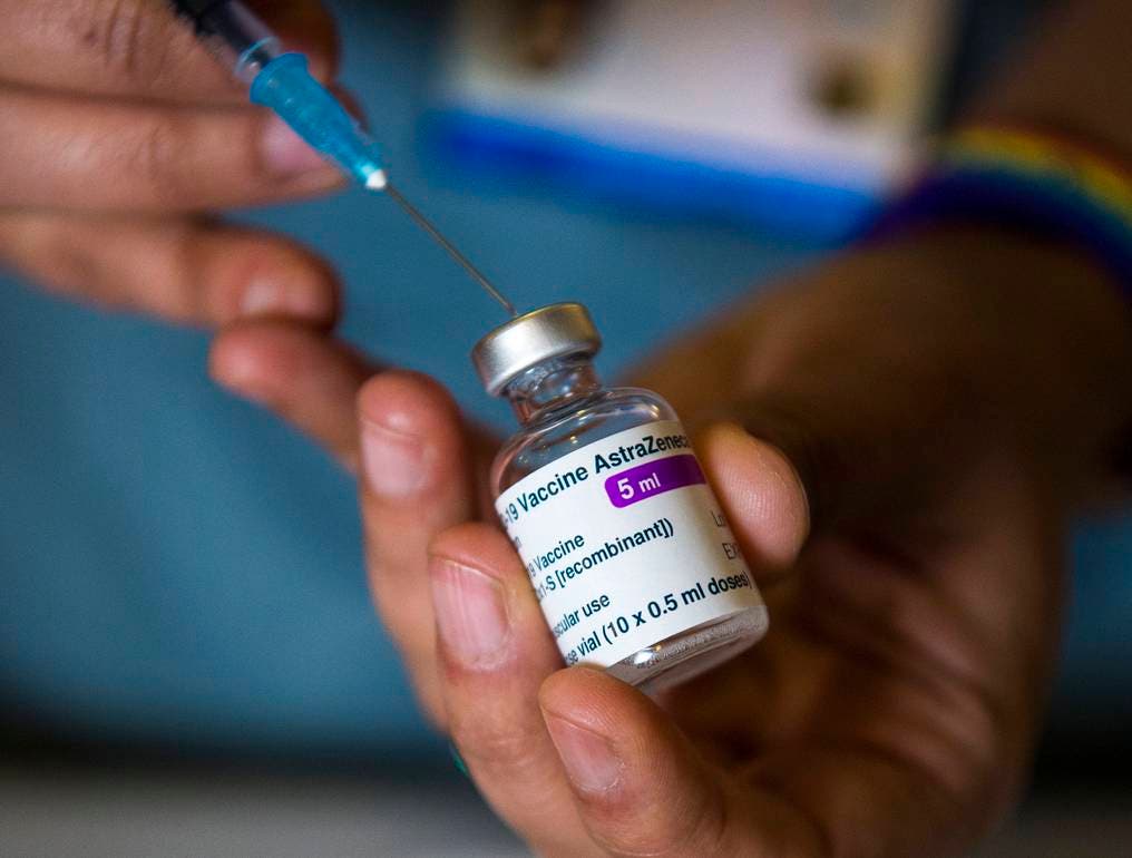 España suspende temporalmente la vacunación con AstraZeneca y suma 11.358 contagios desde el viernes