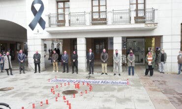 Torrejón de Ardoz guarda un minuto de silencio por el asesinato de Mari Carmen