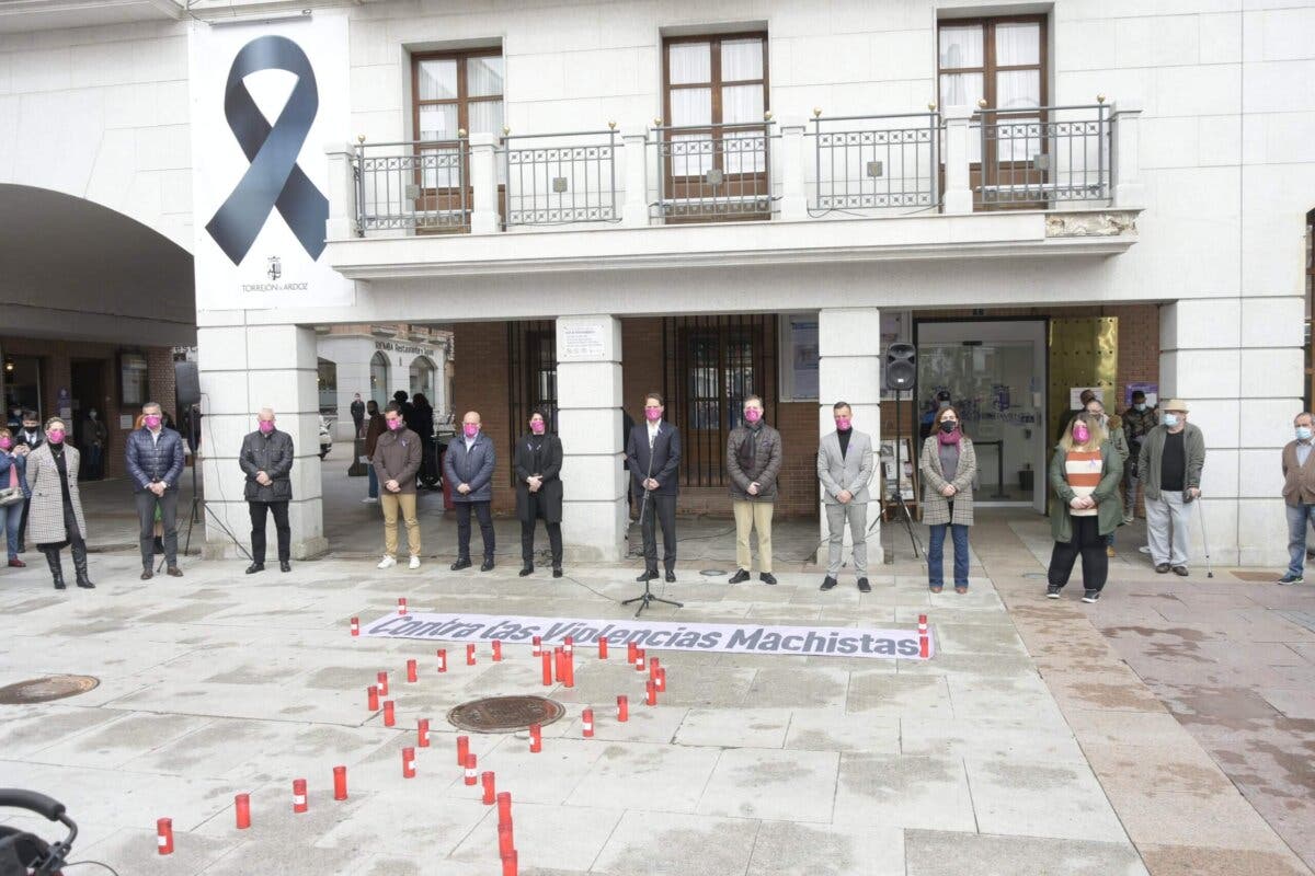 Torrejón de Ardoz guarda un minuto de silencio por el asesinato de Mari Carmen