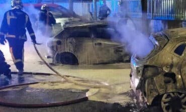 Arden varios coches estacionados en una calle de Torrejón de Ardoz
