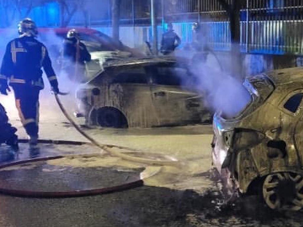 Taxista de día, pirómano de noche: detenido por incendiar 15 coches en Vallecas  