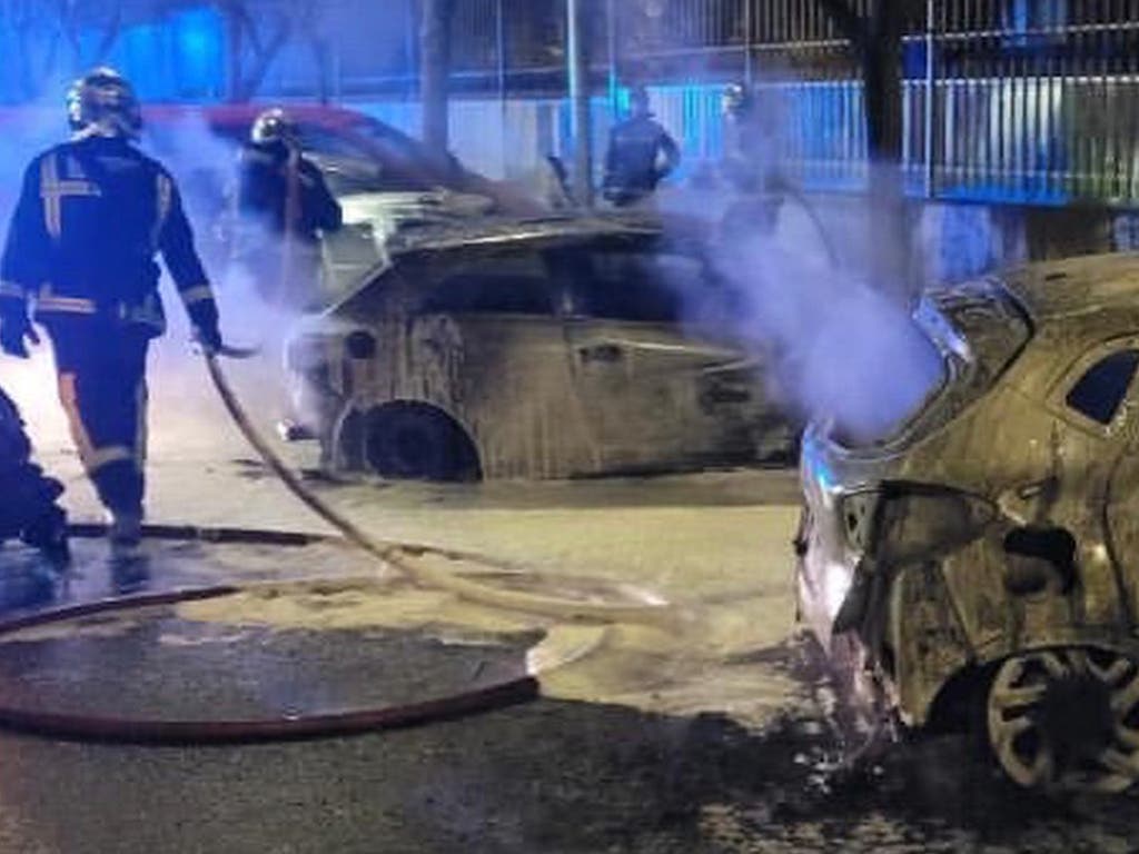 Arden varios coches estacionados en una calle de Torrejón de Ardoz