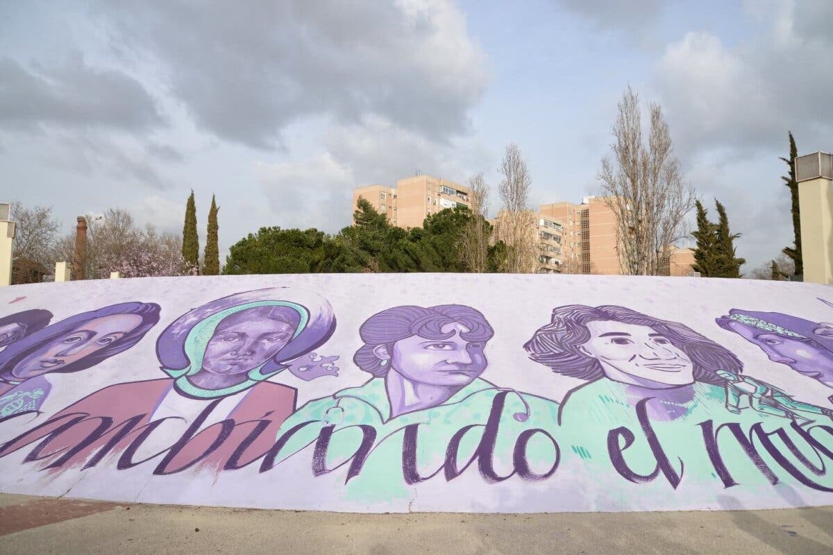 Alcalá de Henares conmemora el 8M con la pintura mural «Mujeres cambiando el mundo»