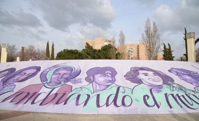 Alcalá de Henares conmemora el 8M con la pintura mural «Mujeres cambiando el mundo»