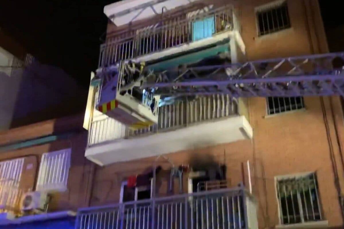 Siete intoxicados, entre ellos dos niños, en el incendio de una vivienda en Villaverde