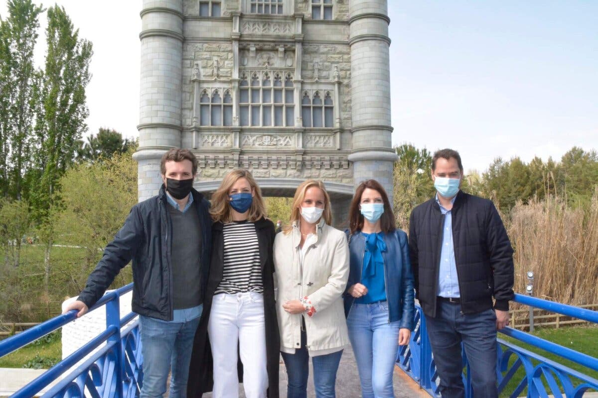 Pablo Casado visitó con su familia el Parque Europa de Torrejón de Ardoz