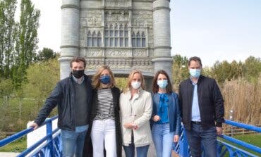 Pablo Casado visitó con su familia el Parque Europa de Torrejón de Ardoz