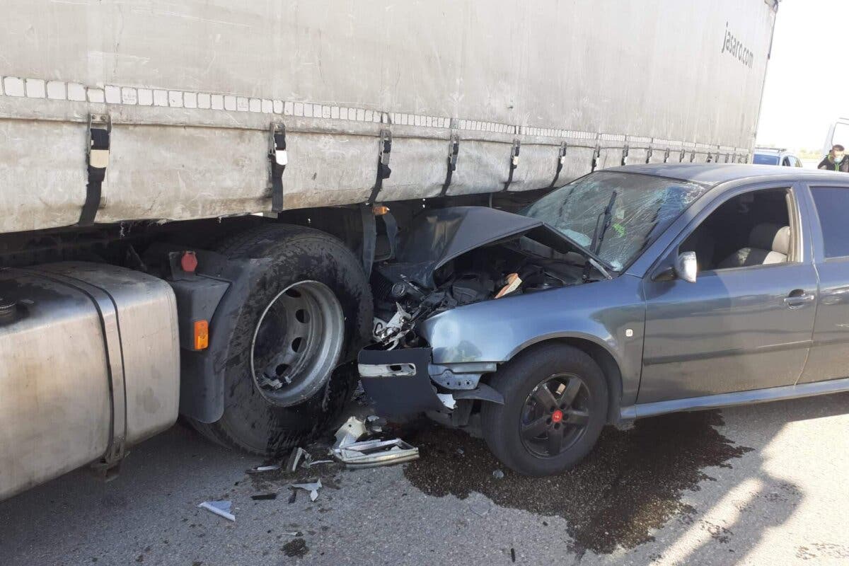 Dos jóvenes heridos en Coslada al empotrar su coche contra un camión