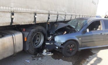 Dos jóvenes heridos en Coslada al empotrar su coche contra un camión