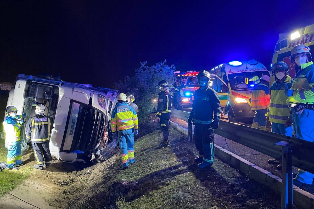 Un camión queda semivolcado en la M-50 tras sufrir el reventón de una rueda