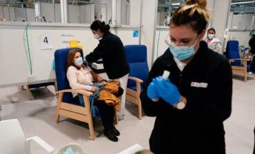 Madrid cerrará los centros de vacunación masiva si el Gobierno no envía más dosis