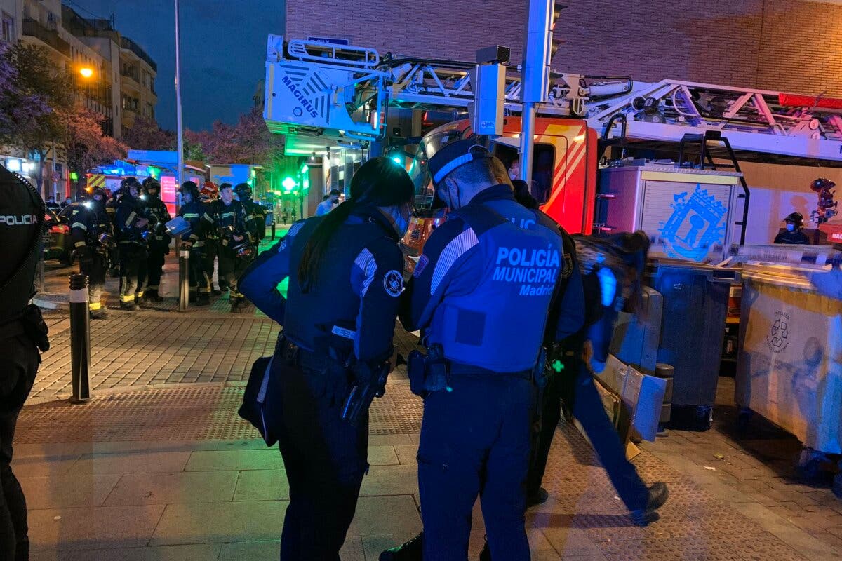 Un incendio en un edificio de Vallecas deja 13 heridos leves y 10 familias realojadas