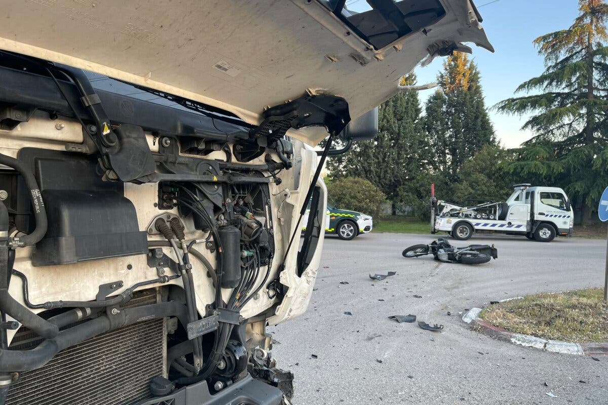 Muere un motorista en Alcalá de Henares tras chocar frontalmente contra un camión