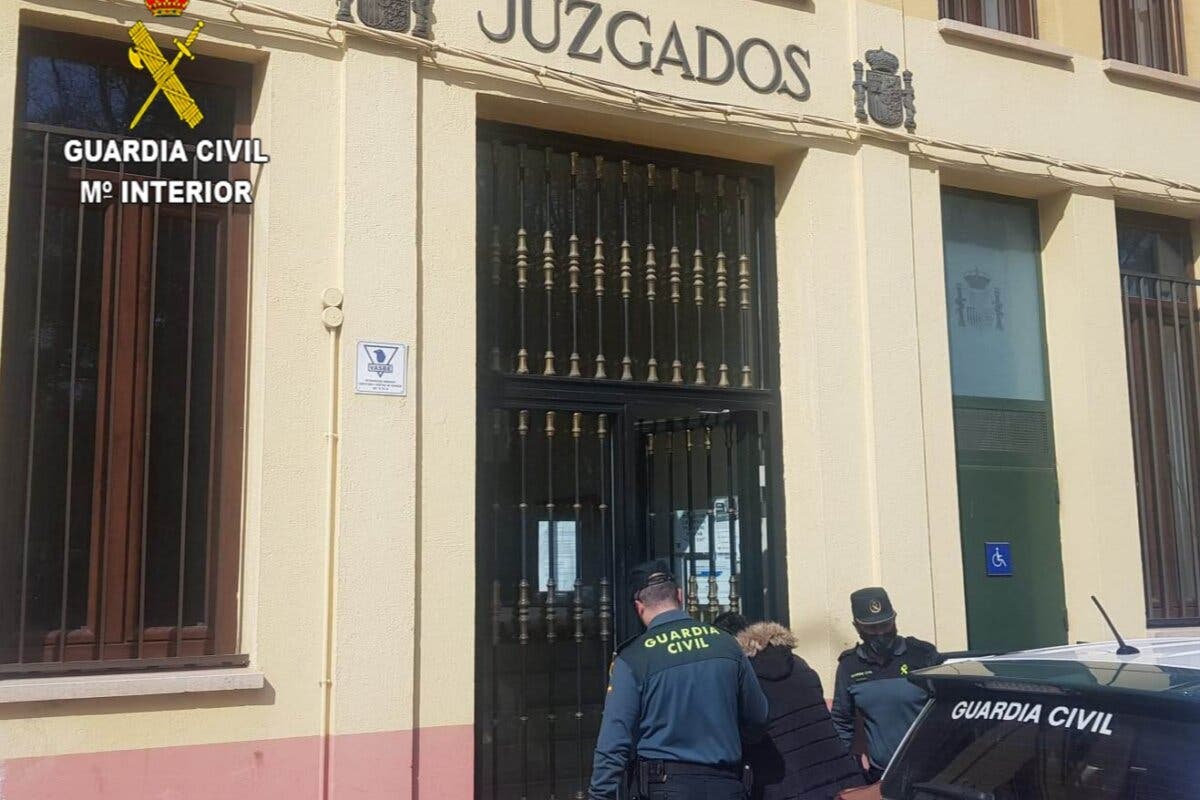 Detenida una mujer por intentar sacar 2.000 euros de un banco de Sigüenza con un DNI robado en Madrid