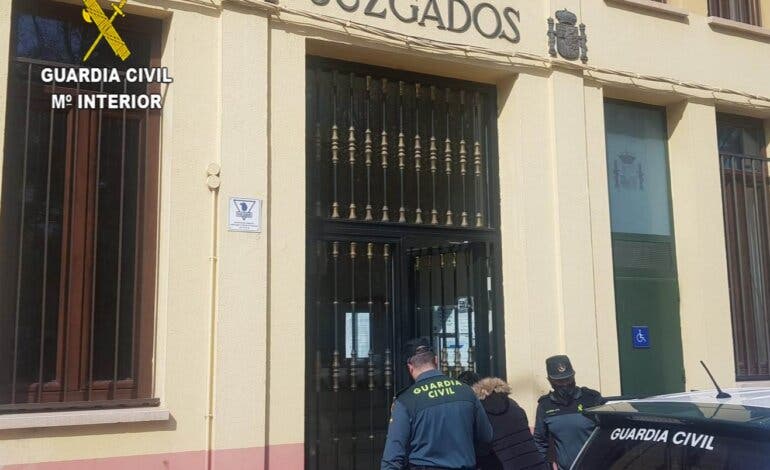Detenida una mujer por intentar sacar 2.000 euros de un banco de Sigüenza con un DNI robado en Madrid