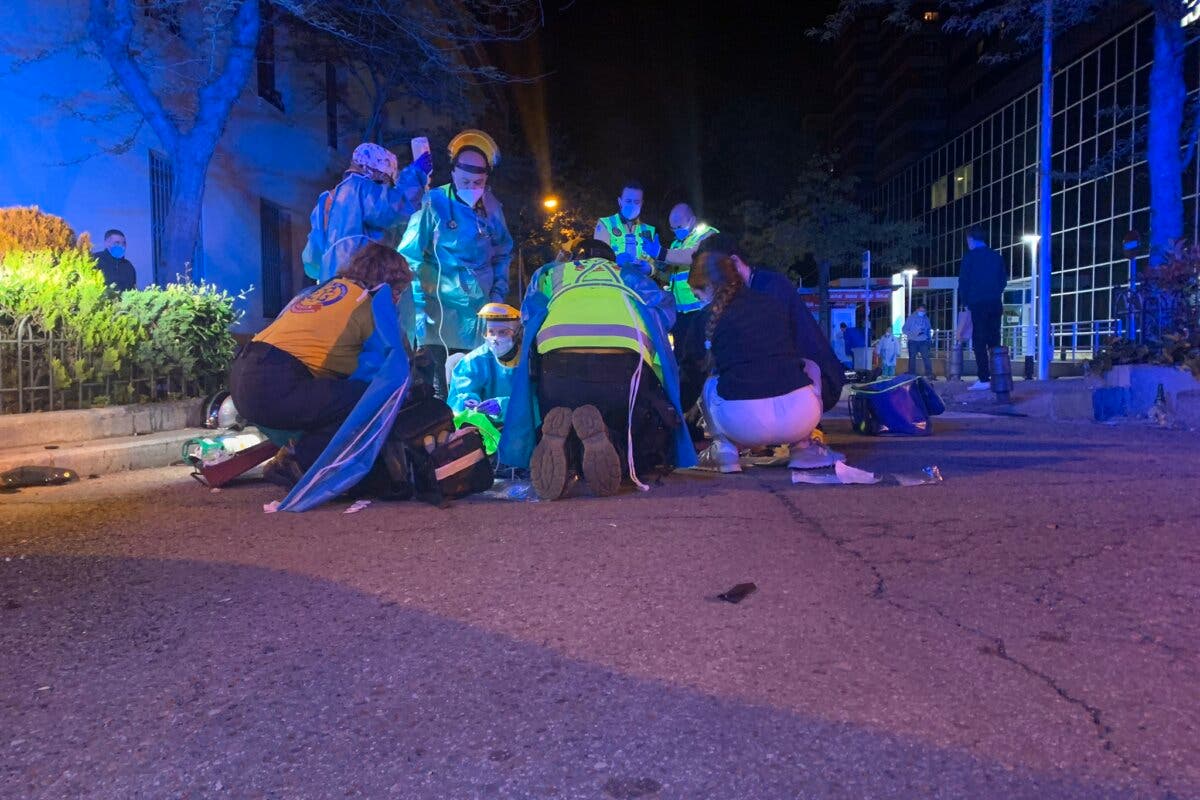 Dos heridos graves al colisionar una moto con un coche en Madrid