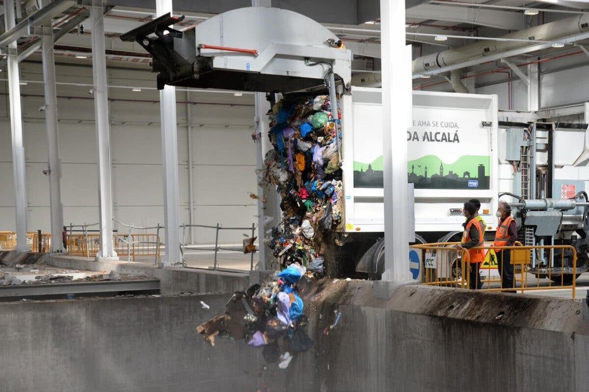 La planta de Loeches ya recibe las basuras del Corredor del Henares