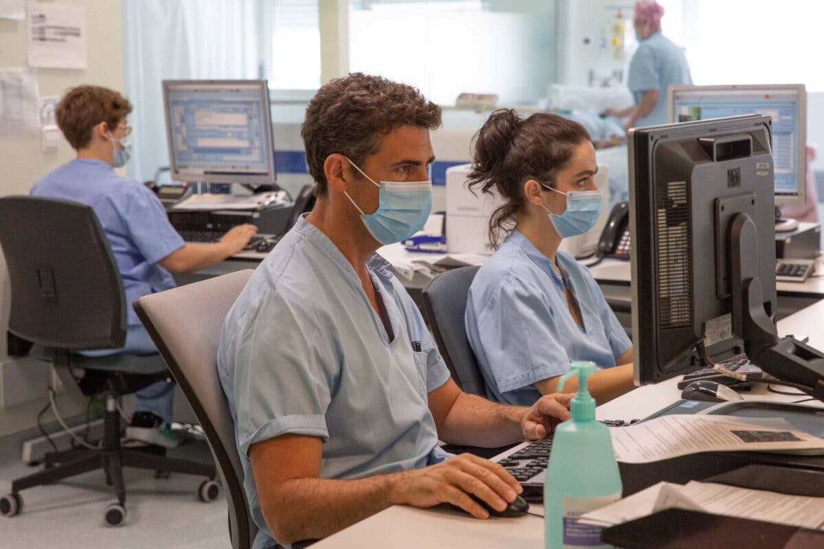 Dermatólogos del Hospital de Torrejón hacen seguimiento de patologías de manera virtual