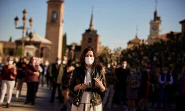 Ayuso en Alcalá de Henares: «Ha sido convocar elecciones y de repente hay vacunas y no hay estado de alarma»