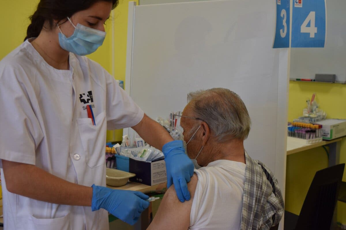 El hospital de Alcalá de Henares inicia la vacunación a pacientes de alto riesgo