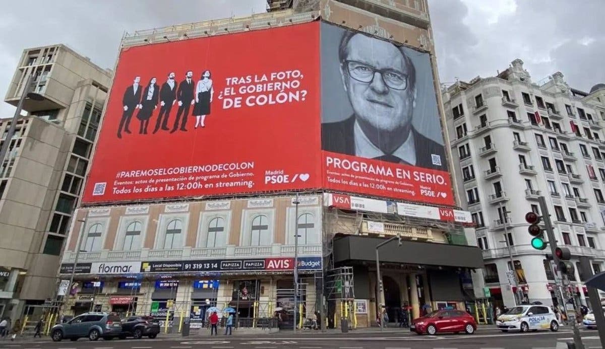 La Junta Electoral ordena al PSOE la retirada «inmediata» de la lona de Callao