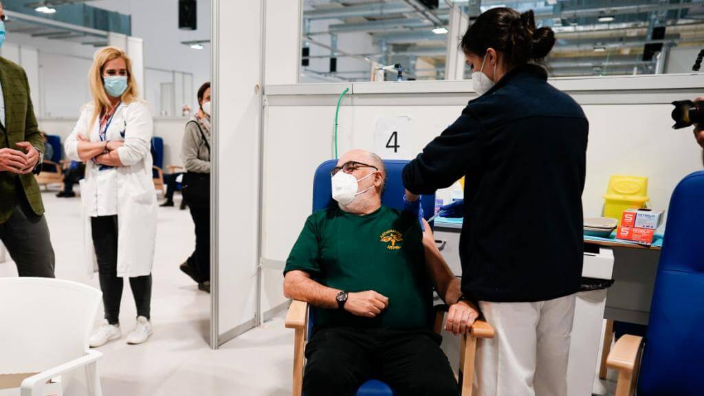 Madrid habilita 10 hospitales para vacunar y abrirá centros de salud fines de semana