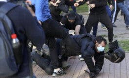 Cargas policiales durante un mitin de Vox en Vallecas boicoteado por la extrema izquierda