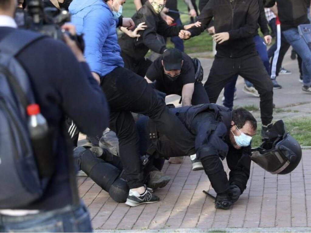 Cargas policiales durante un mitin de Vox en Vallecas boicoteado por la extrema izquierda