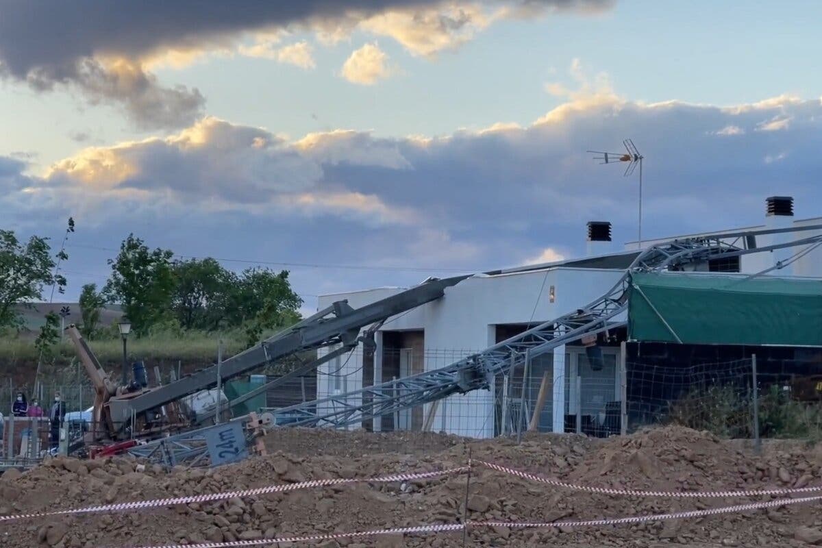 Una grúa de obra cae sobre un chalet en Daganzo de Arriba