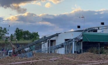 Una grúa de obra cae sobre un chalet en Daganzo de Arriba