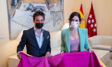 Ayuso recibe al torero de Torrejón Gonzalo Caballero que vuelve tras la grave cornada