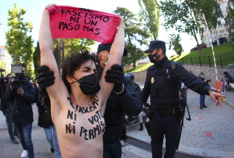 Detenidas cinco activistas de Femen en el colegio donde votaba Rocío Monasterio
